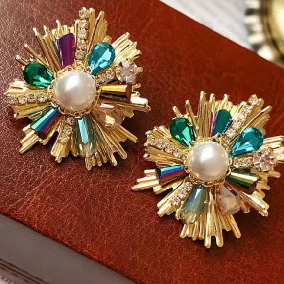 NWT Crystal Flower Pearl Stud Earrings - Picture 2 of 4